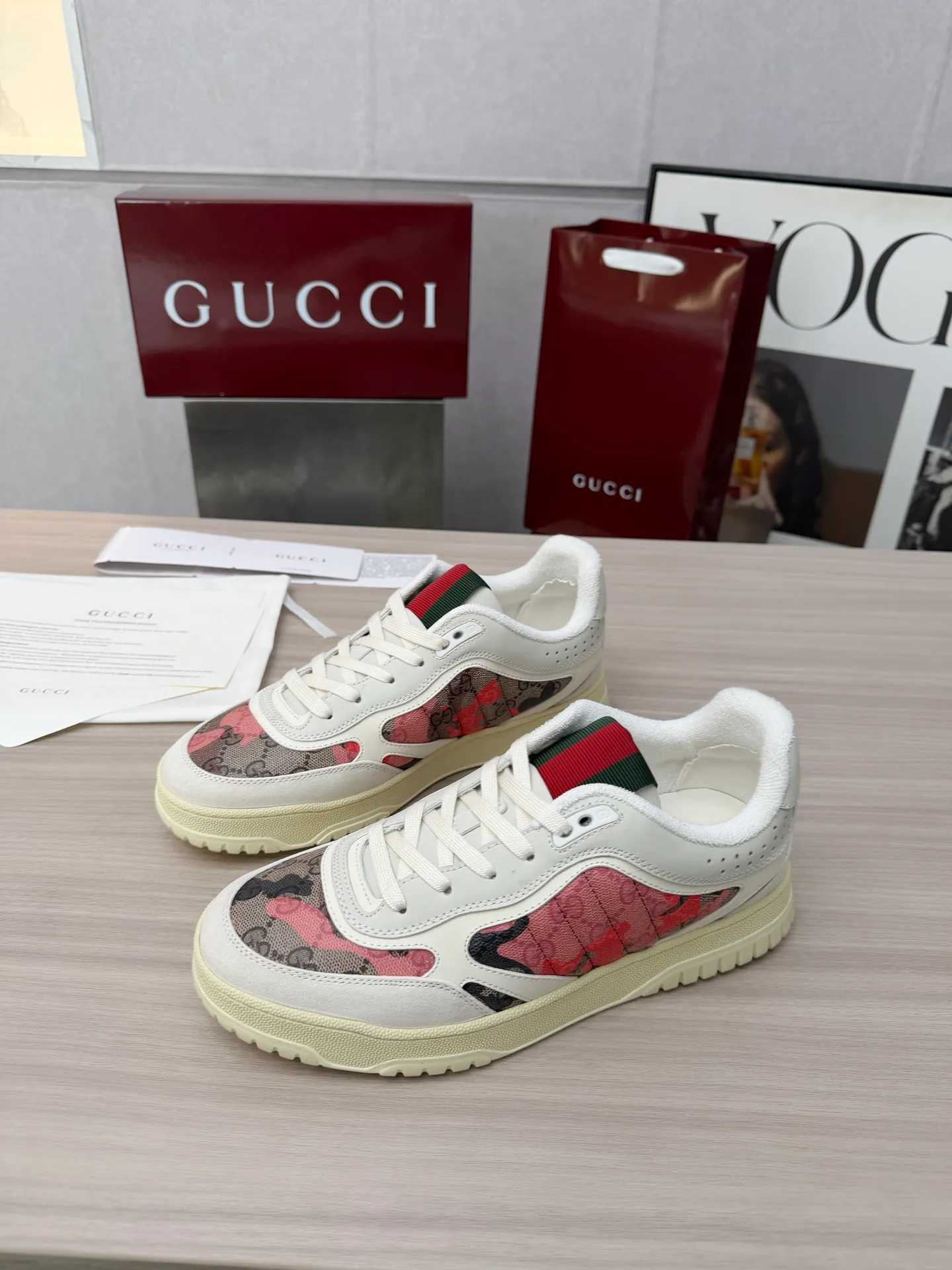 [G Home] P: 600💰 Men's Size: Men's 39-44 (45 custom-made) 🆕2025.GUCC Gucci original order quality The latest popular high and low top distressed couple sneakers series are shipped. Original purchase, development and production. This high and low top sneakers adopt a basketball-style silhouette design, cleverly integrated with hollow panels and distressed effects, showing unique ingenuity. The ingenuity incorporates brand logo details such as interlocking Double G styling accessories and Gucci lettering, a low-key tribute to the brand's design heritage. Exquisite packaging at the delivery counter 🛍📦 ▪️ Fabric: Original customized imported first-layer cowhide ▪️ Inner lining: Imported first-layer cowhide ▪️ Sole: Original molded two-color TPU sole ▪️ Sole thickness: 3cm